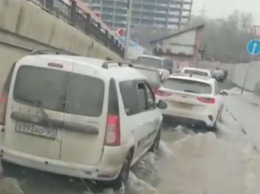 В Ростове коммунальная авария затопила проспект Сиверса
