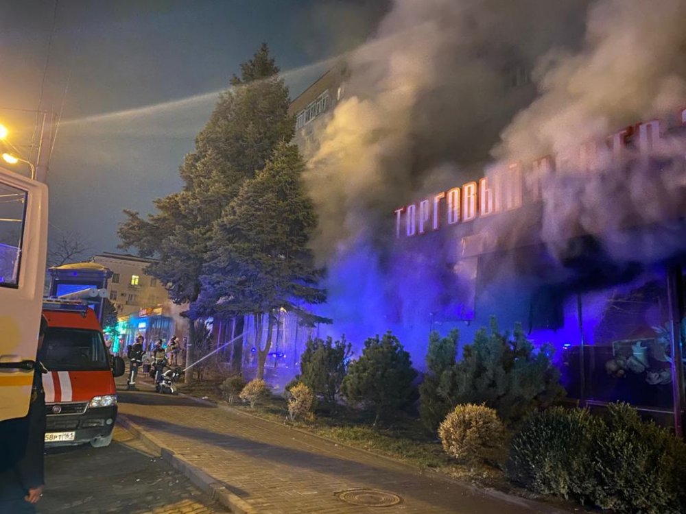 Ночью в Ростове сгорел супермаркет «Кооператор Дона»