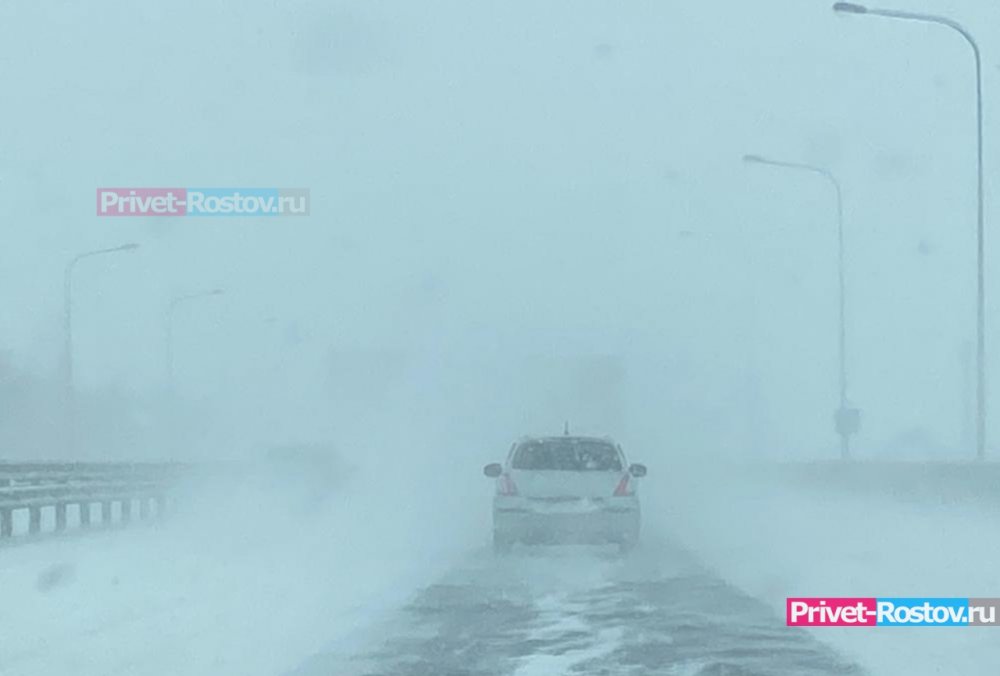 Мощный снегопад заметает трассы в Ростовской области