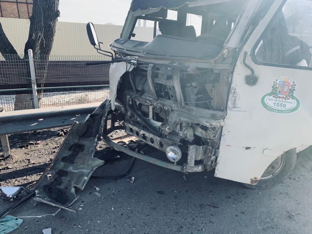 «КамАЗ» протаранил маршрутку Hyundai County в Ростове, водитель автобуса ранен