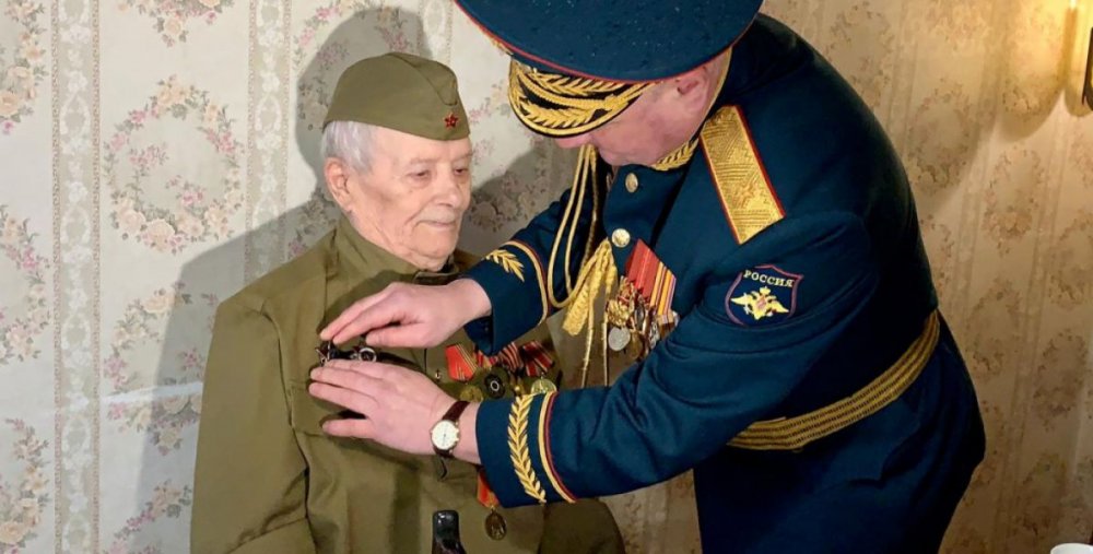 Спустя 76 лет ветерану ВОВ в Ростове вручили орден Красной Звезды