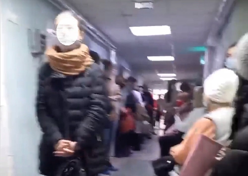 «Филиал ада»: Жуткая очередь в поликлинику №16 сняли на видео ростовчане