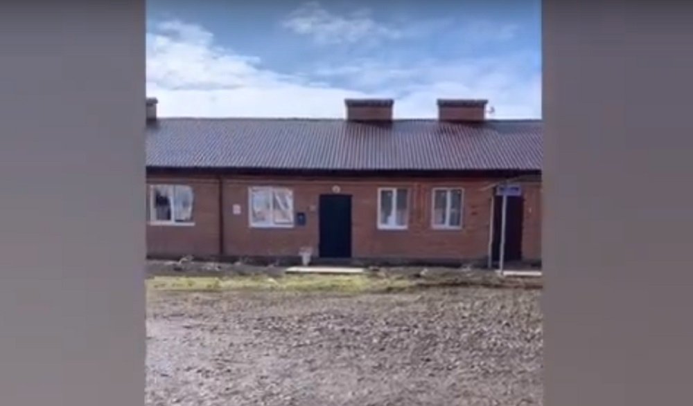 В поселке Целина Ростовской области чиновники выдaли сиротaм квaртиры с провaлившимися полами