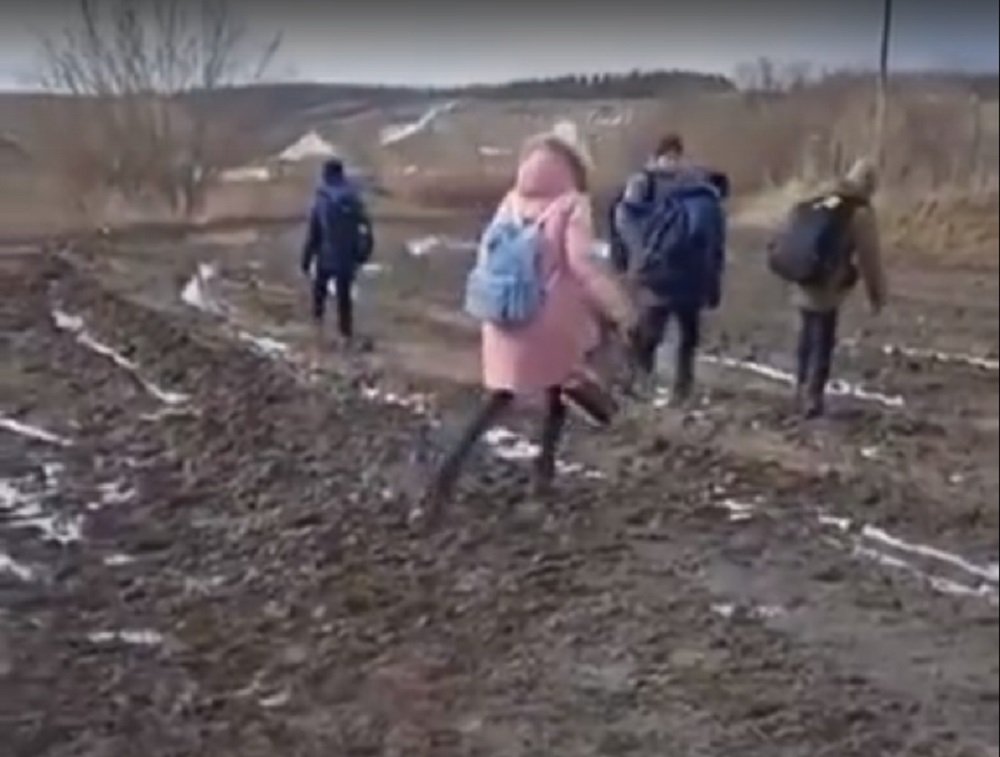 «Тернистый путь к знаниям»: школьникам из поселка в Ростовской области приходится идти в школу через поле грязи