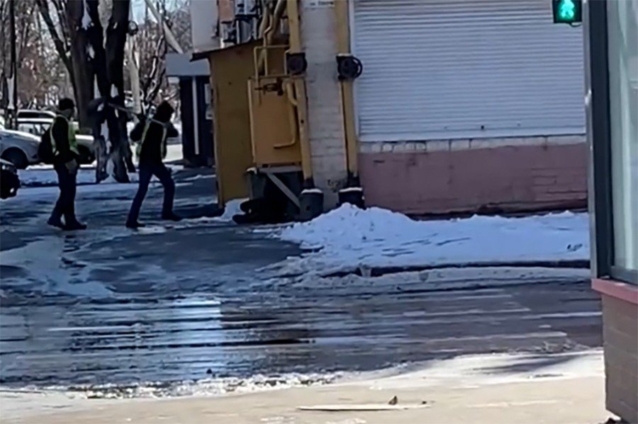 Коммунальщик в Ростове лопатой избил мужчину и попал на видео
