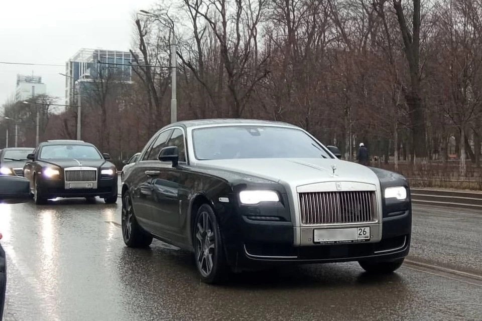 Кортеж из элитных Rolls-Royce со ставропольскими номерами проехал по Ростову
