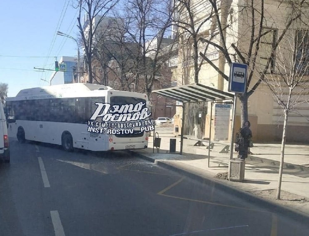 Впечатался в остановку автобус в Ростове и уехал