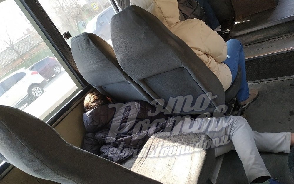 Парень в неестественной позе напугал пассажиров ростовской маршрутки
