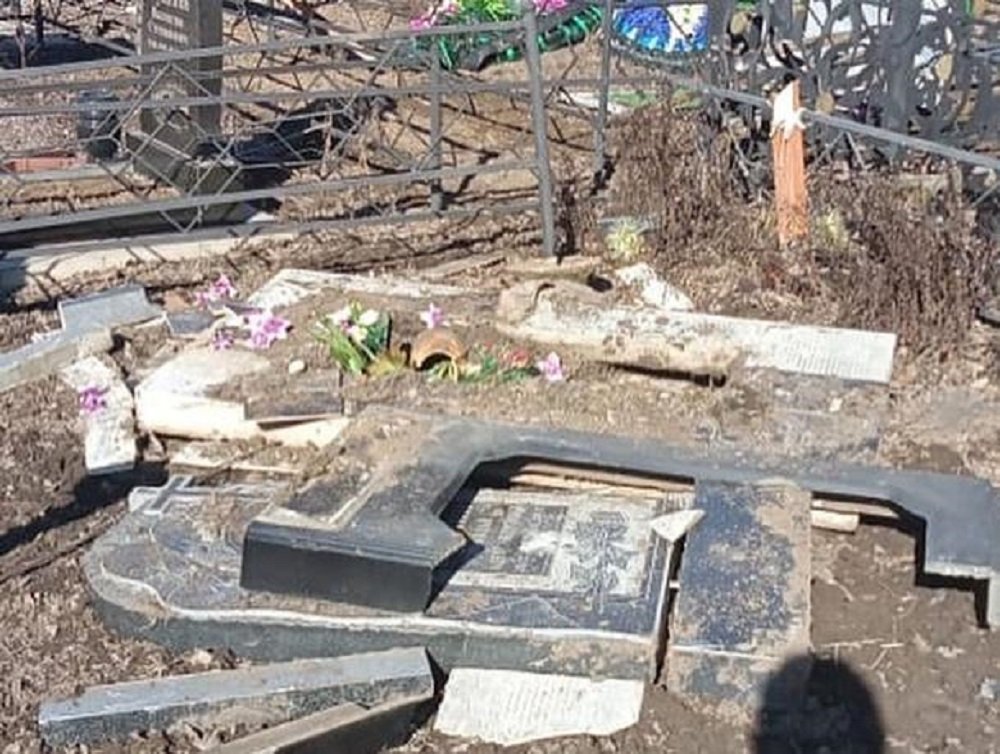 Неизвестные разгромили семейную могилу на кладбище в Батайске