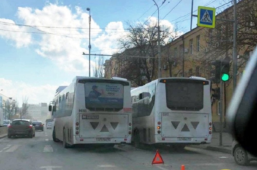 Километровая пробка образовалась в Ростове из-за столкновения двух автобусов