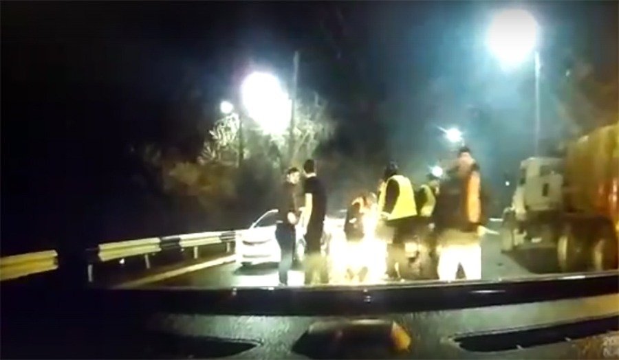 Драку автовладельца в Таганроге с перекрывшими проезд дорожниками сняли на видео