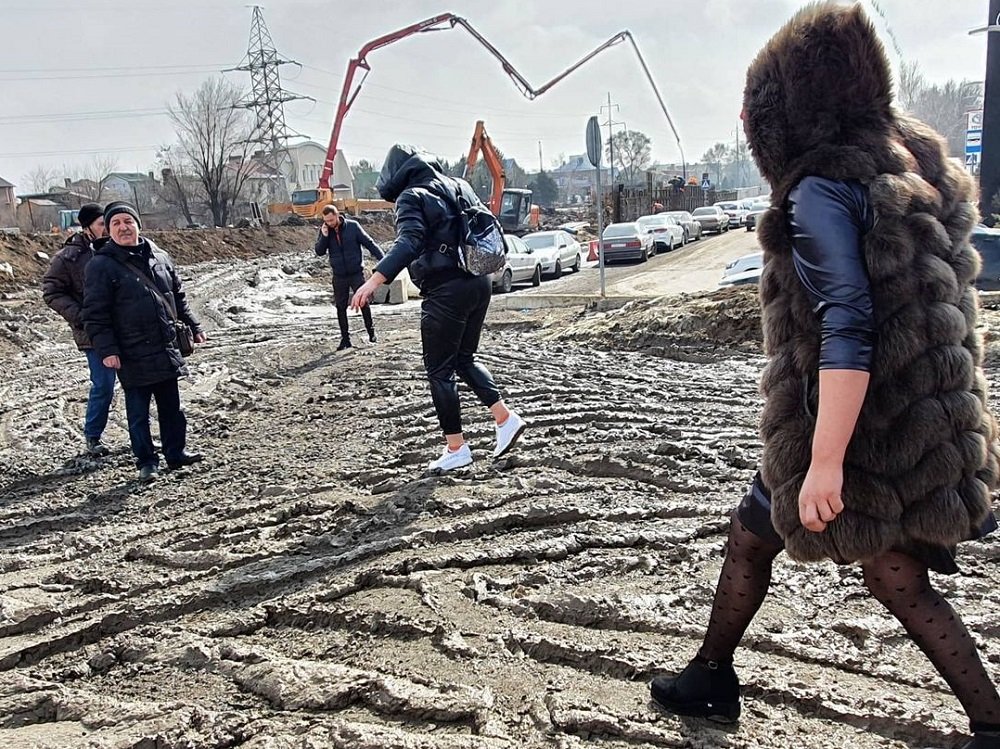 Жидкой грязью завалило мост на Малиновского в Ростове