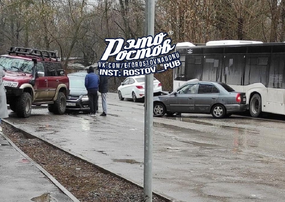 Серьезное ДТП с автобусом парализовало движение на Днепровском