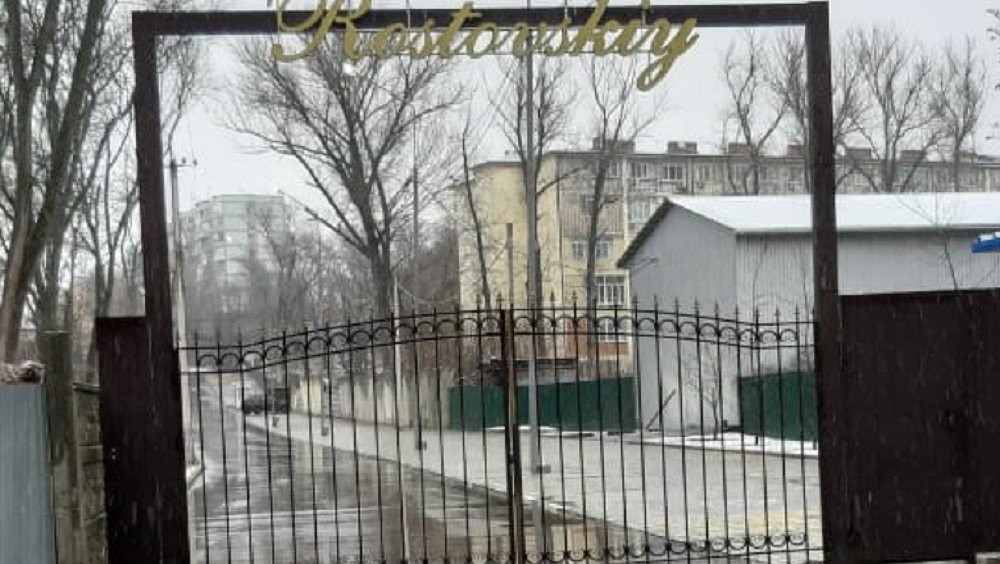 В Ростове нарастает бунт жителей из-за перекрытой дороги к многоэтажке на Тракторной