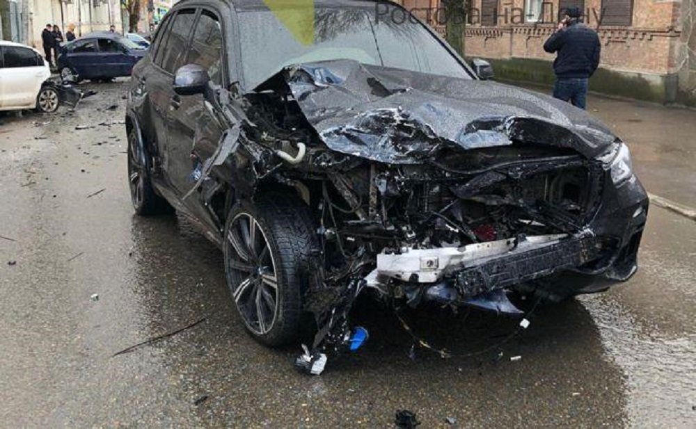 Названа личность водителя, устроившего тройное ДТП на BMW X5 в Ростове