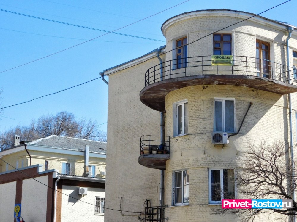 Мужчина в Таганроге выпал из окна многоэтажки и выжил