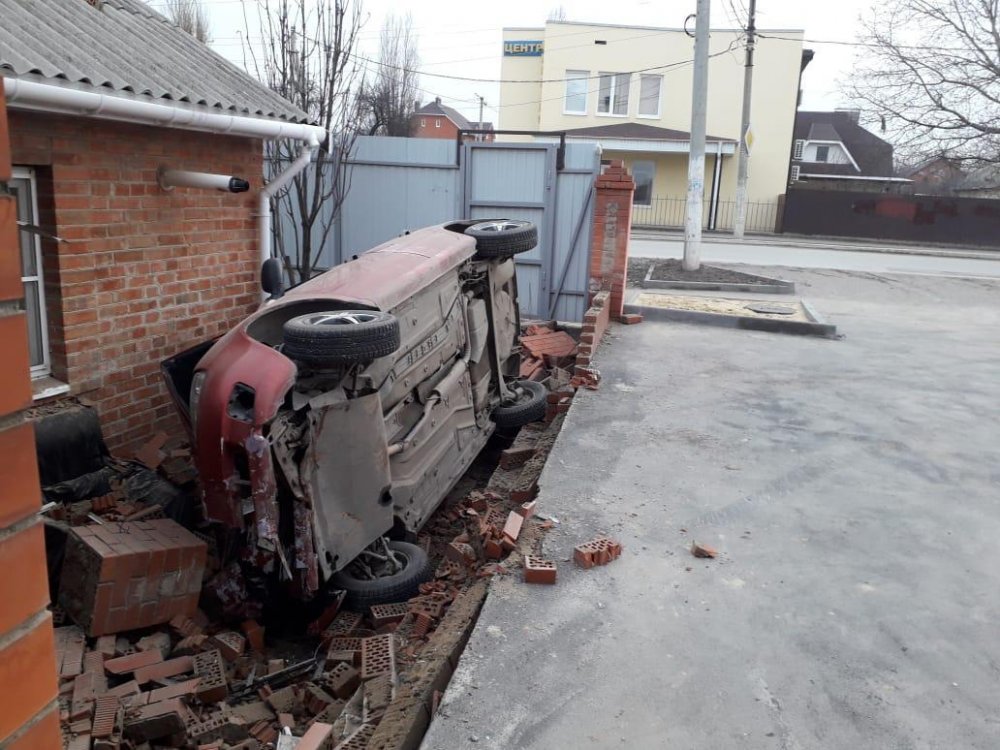 В Ростовской области автоледи протаранила кирпичный забор