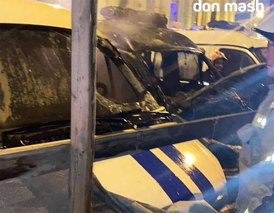 У отдела МВД в центре Ростова сгорели полицейские машины