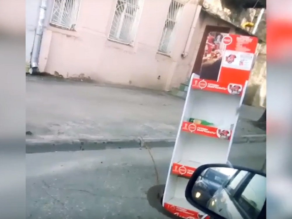 Все средства хороши: в Ростове горожане борются всеми доступными методами с открытыми люками на дорогах