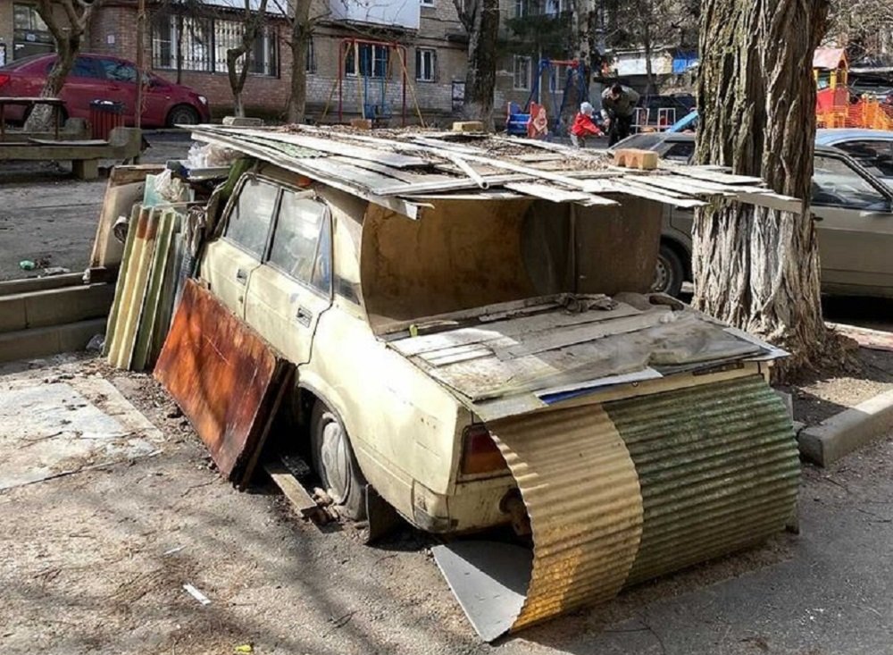 Мужчина построил дом из мусора во дворе многоэтажки в Ростове