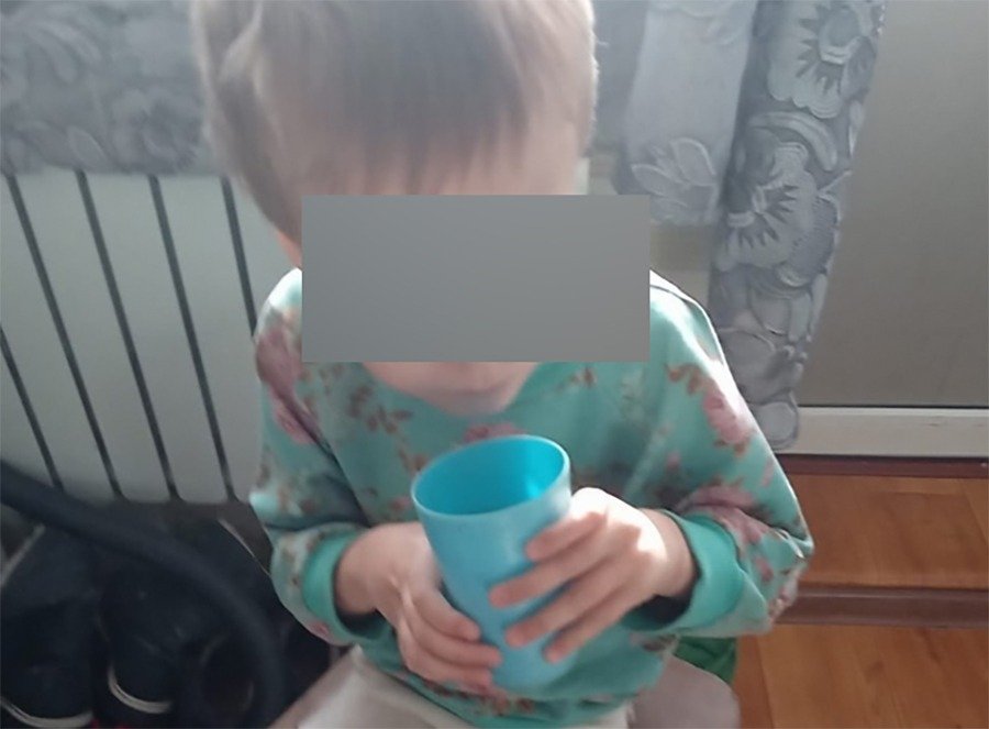 Сообщение о привязанном и жующем одеяло ребенке в Новошахтинске проверит Прокуратура