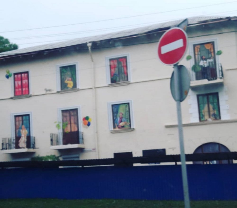 Дом с нарисованными «счастливыми ростовчанами» оставили без крыши