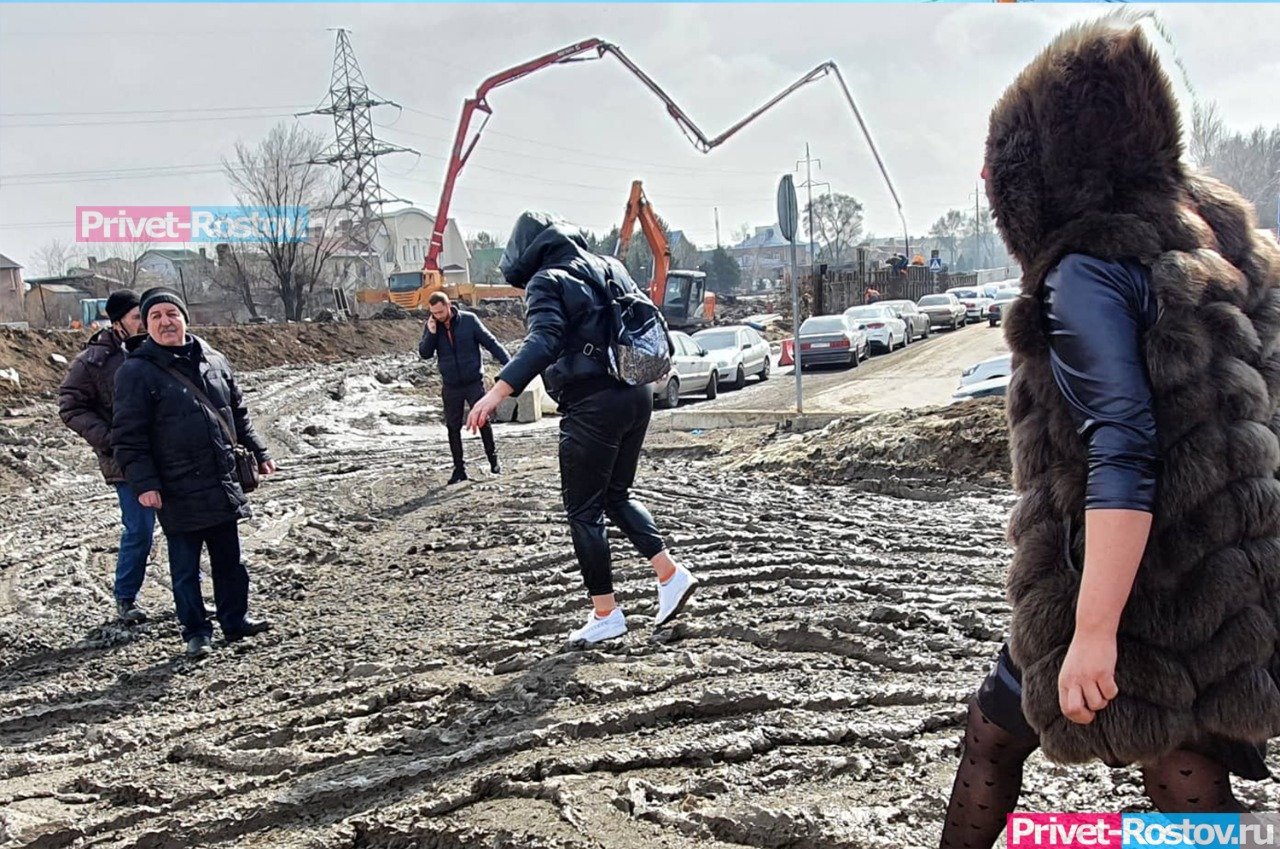 Много нарушений. Ситуация на Малиновского сейчас. Ростов на Дону падение с моста. Мост Малиновского зимой люди.