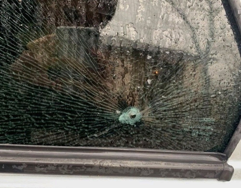 На Киргизской в Ростове неизвестный обстрелял легковушку