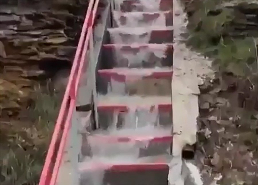 Настоящий «водопад» обрушился на железнодорожную станцию в Ростове