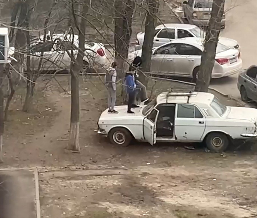 Подростки в Ростове-на-Дону прыгали на автомобиле и били его ногами и камнями