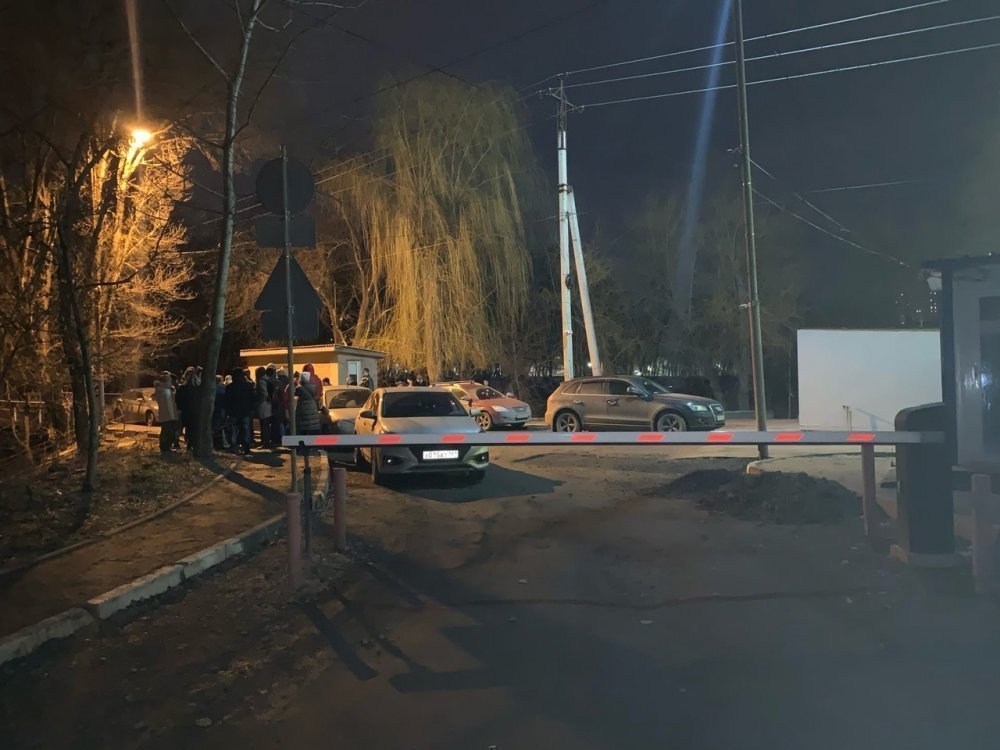 На Тракторной в Ростове бизнесмен демонтировал шлагбаум и освободил проезд жильцам дома
