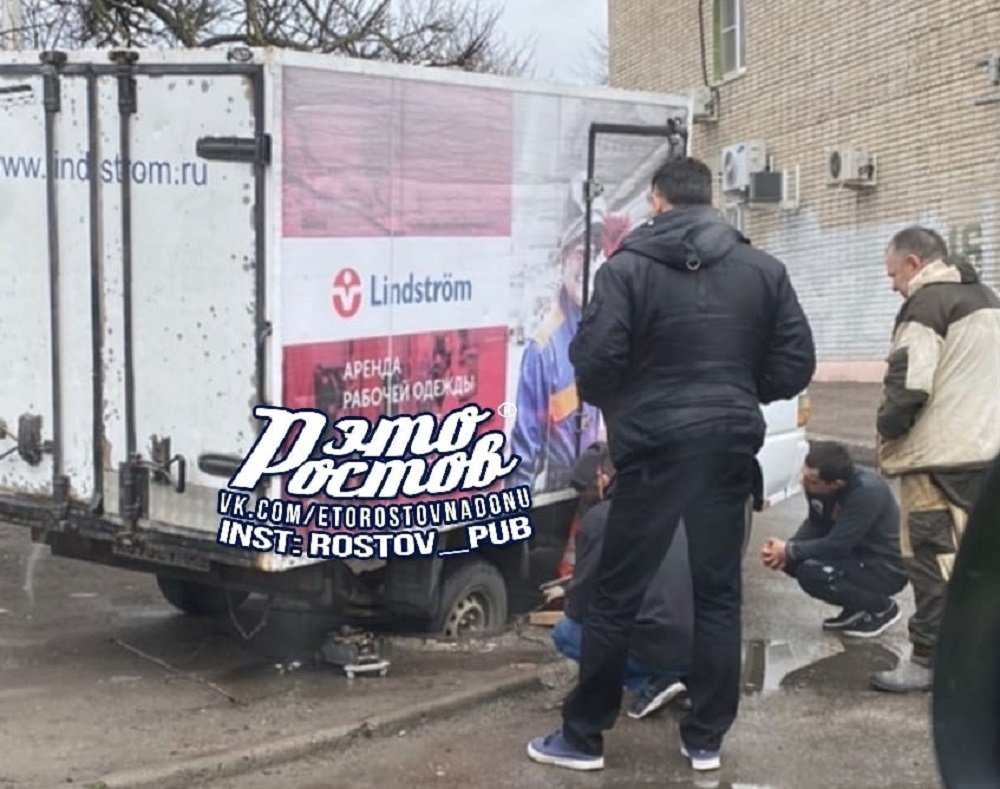 В Ростове в канализационный люк провалился фургон