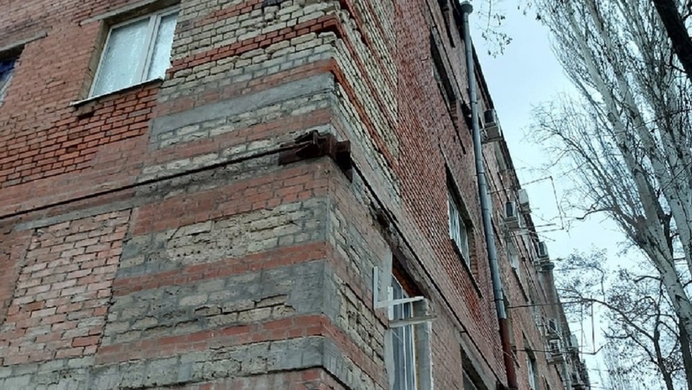 Треснувшая многоэтажка начала осыпаться на прохожих в Таганроге