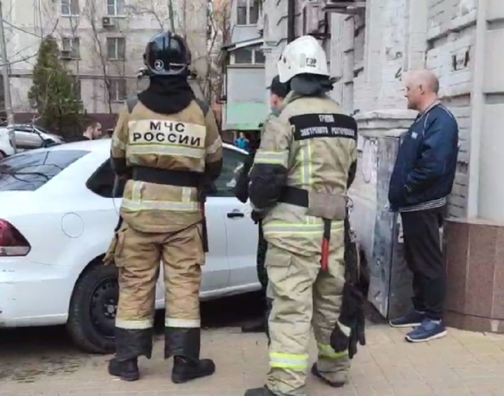 Иномарка врезалась в многоэтажку в центре Ростова