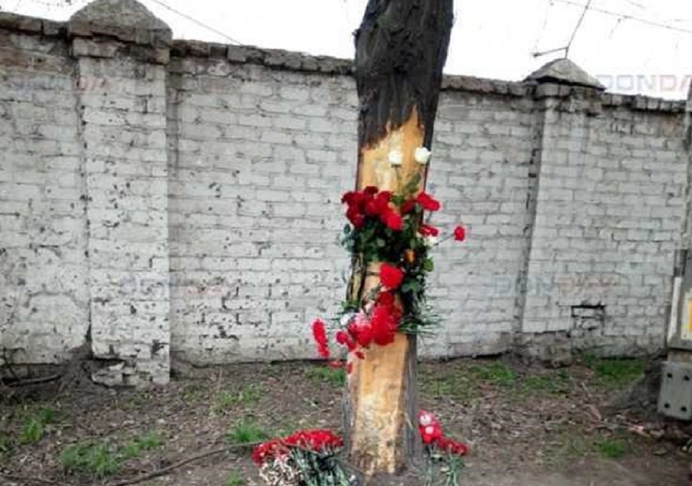 К месту гибели пяти подростков в страшном ДТП в Новочеркасске люди несут цветы