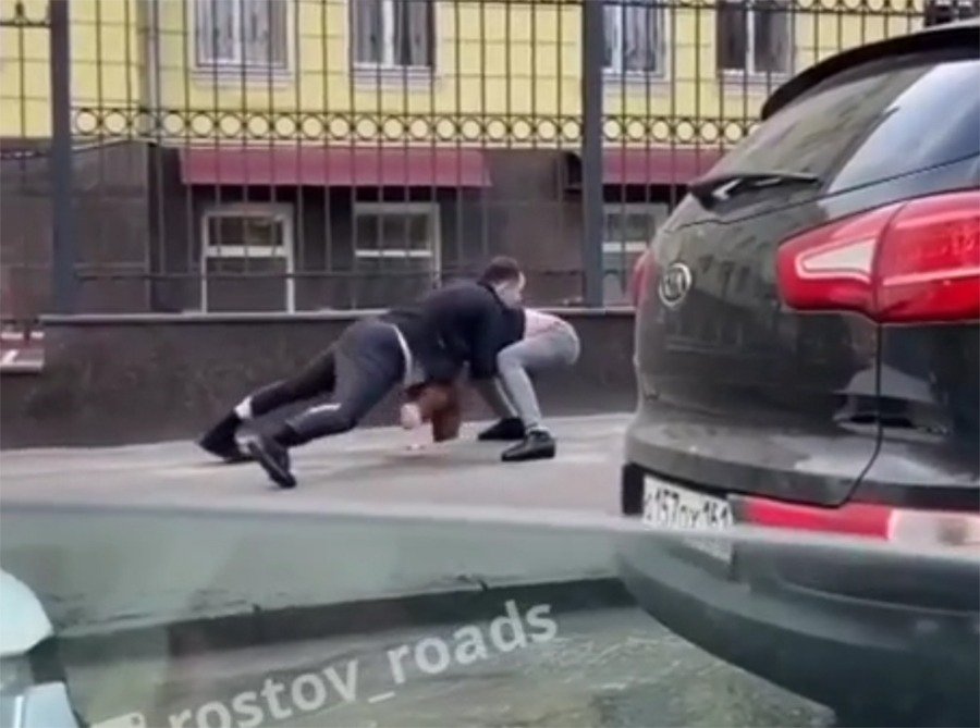В центре Ростова мужчины устроили бойцовский бой