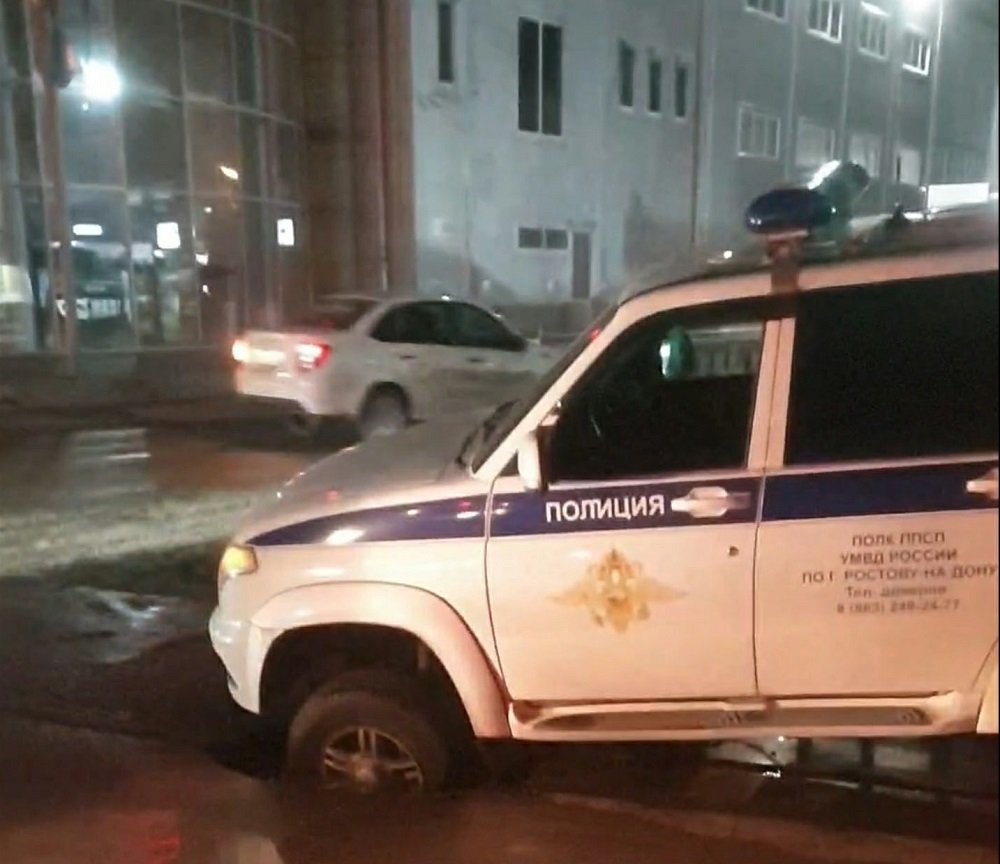 В Ростове-на-Дону автомобиль полиции застрял в яме