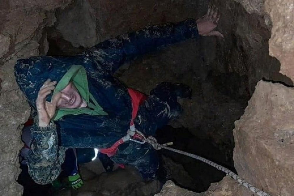 Мужчина в Сочи потерял в пещере мобильный телефон и не смог оттуда выбраться