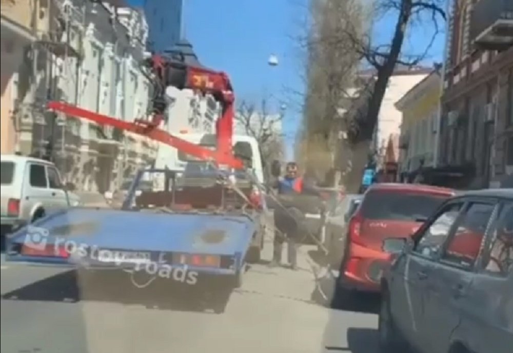 Беспредел эвакуаторщиков в Ростове очевидцы сняли на видео