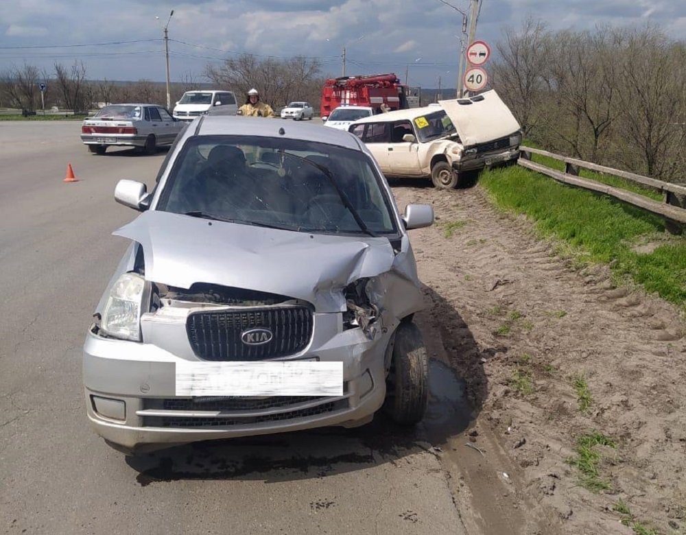 В Сальске в аварии с двумя легковыми машинами пострадала женщина