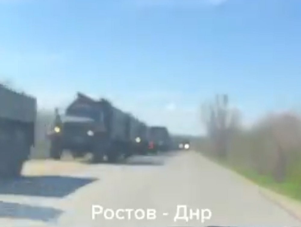 Украину напугали колонны военной техники, попавшие на видео в Ростовской области