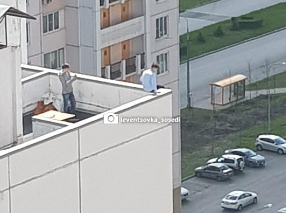 На крыше многоэтажки подростки в Ростове рискнули жизнью для видео в Tiktok