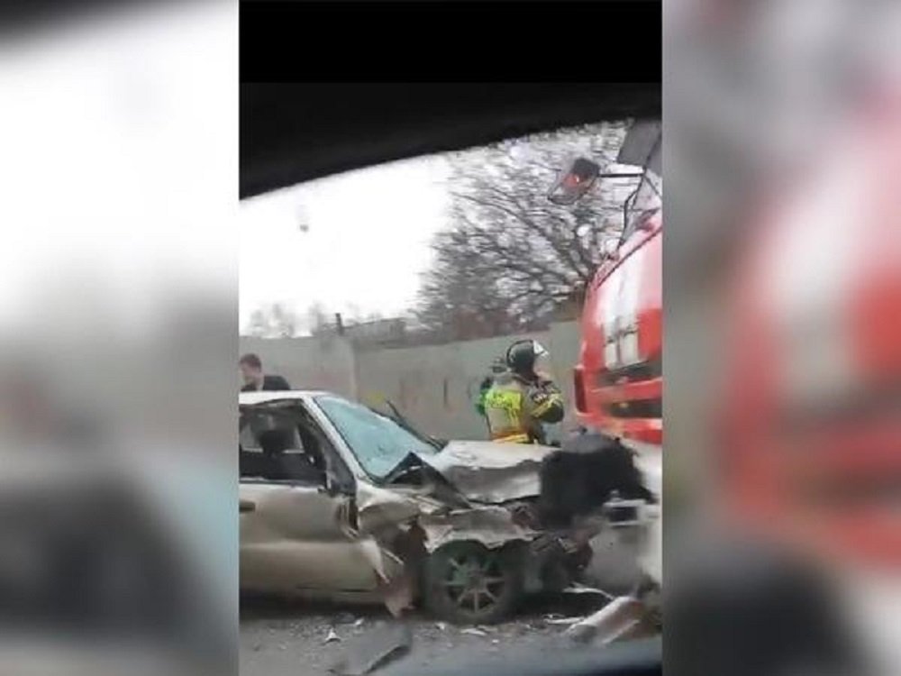 В Ростове-на-Дону на Вавилова столкнулись иномарка и пожарный автомобиль