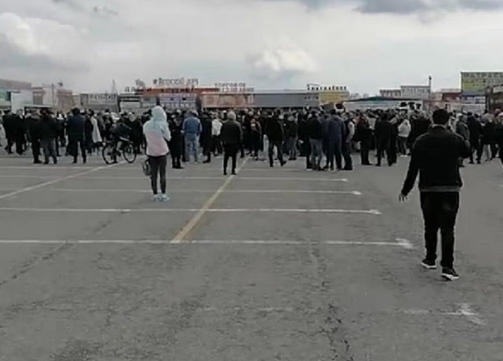 Толпа разъяренных торговцев начала митинг перед закрытым рынком под Ростовом