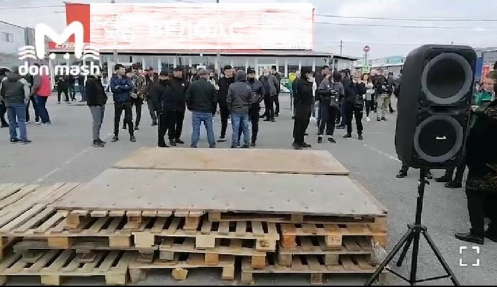 Трибуны для администрации Ростовской области готовят разъярённые торговцы на оцепленных рынках