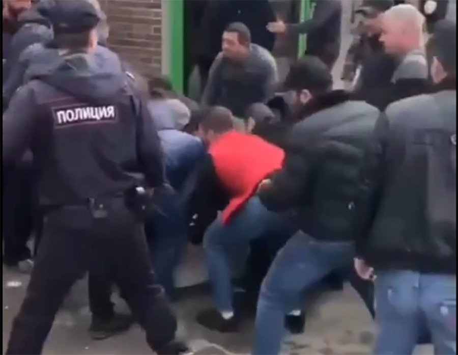 Полицейский в одиночку пытался остановить разъяренную толпу торговцев на заблокированном рынке под Ростовом