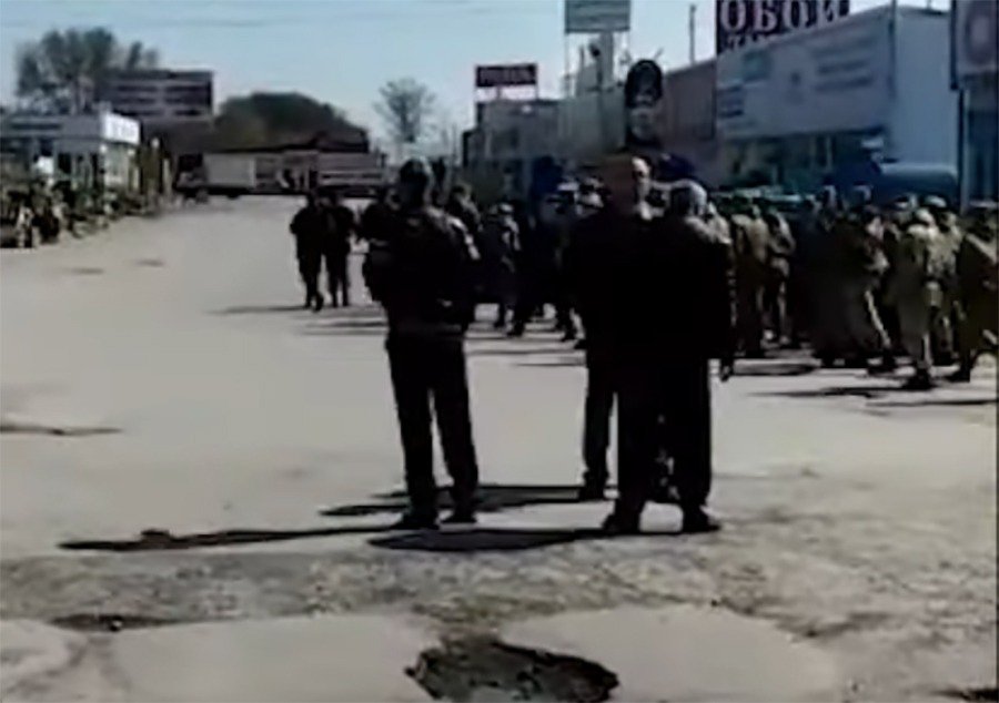Военную технику и солдат стягивают на оцепленные рынки под Ростовом