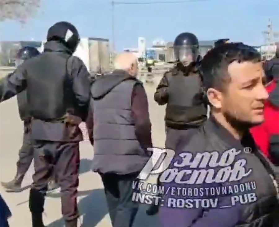 ОМОН окружил возмущенных торговцев на оцепленном рынке под Ростовом