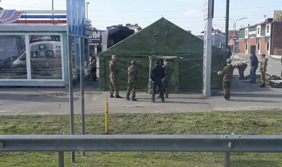 Военные начали разбивать лагерь на оцепленных под Ростовом рынках