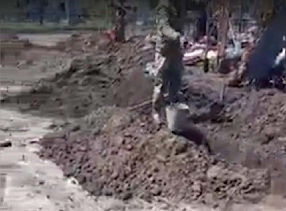 Покойники начинают всплывать на затопленном кладбище в Батайске